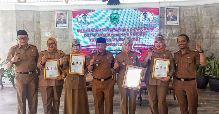 Enam Puluh Dua Kepala Desa Kabupaten Kuningan Menerima Piagam Penghargaan Desa Mandiri