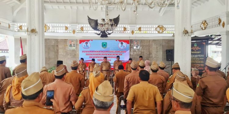 Enam Puluh Dua Kepala Desa Kabupaten Kuningan Menerima Piagam Penghargaan Desa Mandiri